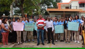 Protestan en demanda de terminación de liceo en Cotuí