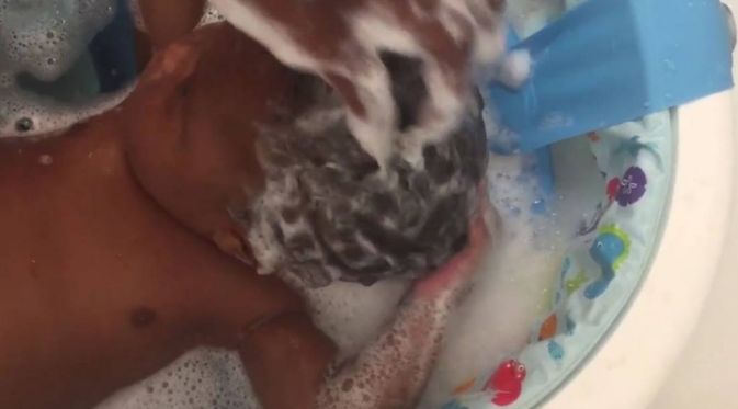 ¡Furor en Twitter! Recién nacido ayudando a su mamá a lavar su propio cabello