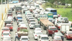 Tránsito en avenida República de Colombia se convierte en caos