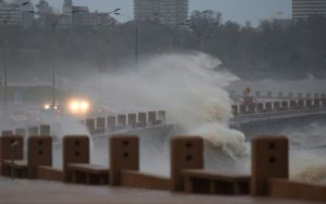 Un muerto y decenas de heridos por el temporal en Uruguay