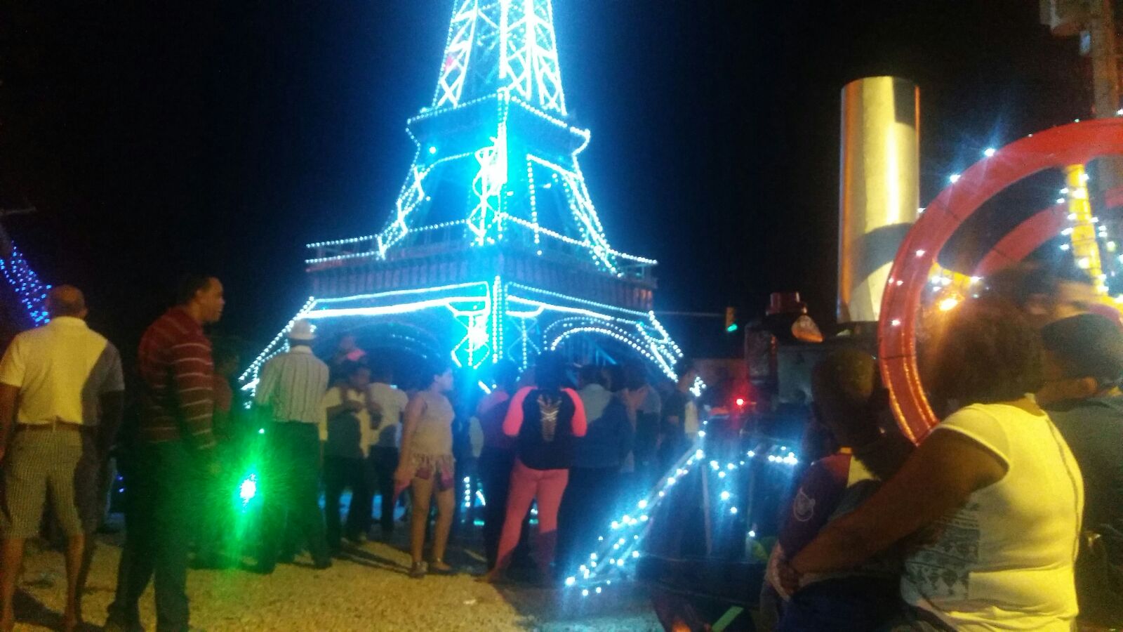 Ya se encuentra iluminada réplica "Torre Eiffel" en SDO