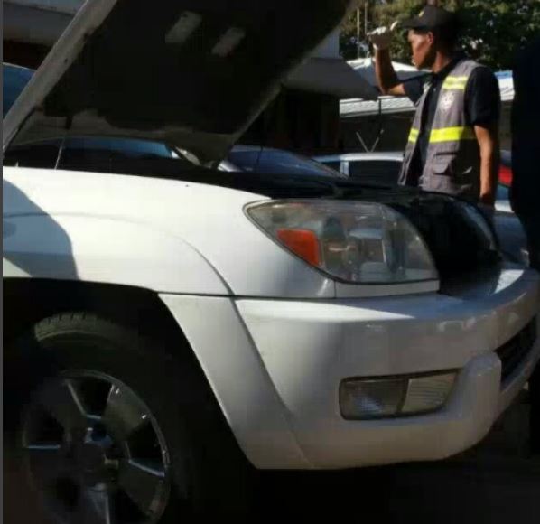 Autoridades revisan vehículo abandonado por prófugo Brayan Félix