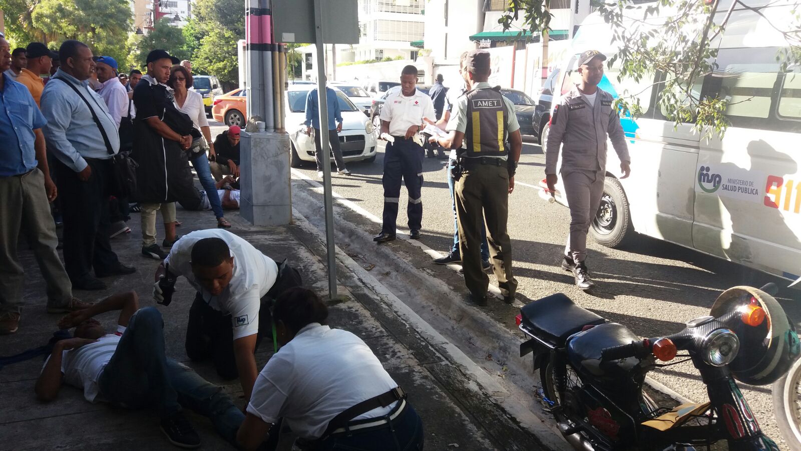 Vehículo atropella dos jóvenes en calle César Nicolás Penson del DN