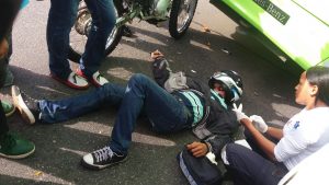 Motociclista se estrella contra autobús de la OMSA en avenida Colombia