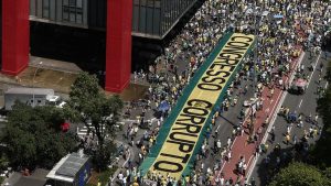 Brasileños se manifiestan en rechazo a 
