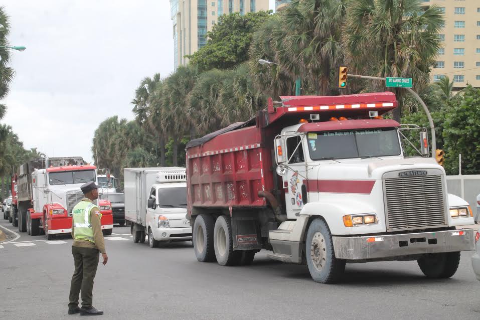 Retendrán vehículos pesados a partir de este jueves en María Trinidad Sánchez