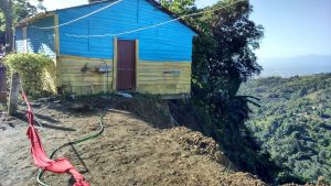 Santiago: casas en peligro por deslizamientos en carretera Turística