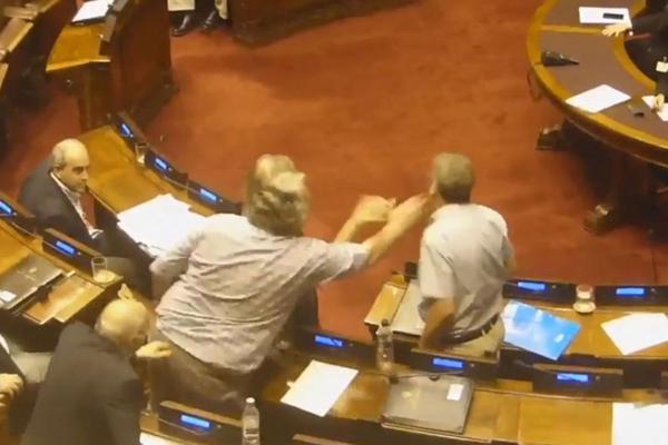 Uruguay: diputado agrede a otro en pleno debate