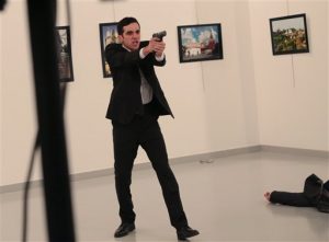Muere tiroteado el embajador ruso en Turquía   