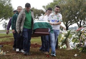 En ciudad enlutada, sepultan a presidente del Chapecoense