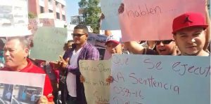 Comunitarios de Ortega en  Moca protestan frente al MIC 