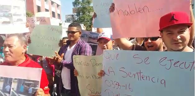 Comunitarios de Ortega en Moca protestan frente al MIC