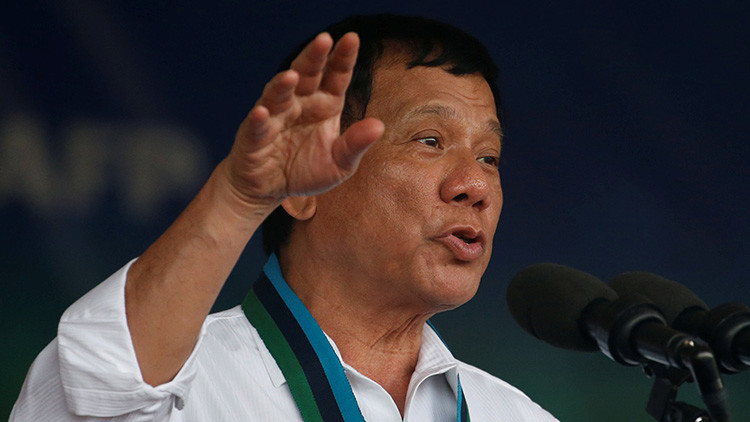 Presidente de Filipinas admite que "tiró a criminales desde un helicóptero"