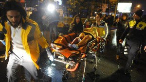 Atacante que mató a 39 personas en una discoteca en Estambul sigue fugitivo