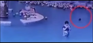 China: Niño de 4 años se ahoga mientras la madre estaba distraída con su celular