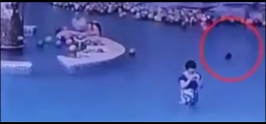 China: Niño de 4 años se ahoga mientras la madre estaba distraída con su celular