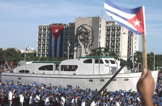 Celebran en Cuba desfile militar por 58 años de Revolución