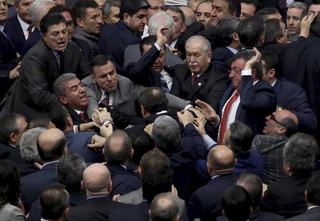 La reforma constitucional turca estalla en batalla campal en el Parlamento