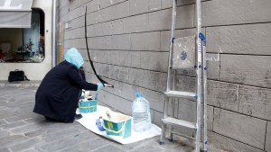 Artistas de Berga pintan murales en la calle para dar visibilidad al aislamiento social