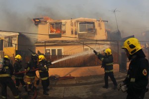 Tres brigadistas murieron combatiendo un incendio forestal en Chile