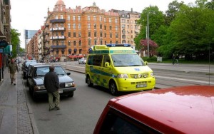 Ambulancias que avisan su paso irrumpiendo en los reproductores de los carros