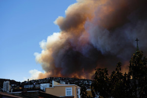 Más de 100 incendios arrasan con casi 40.000 hectáreas de bosques en Chile