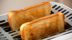 Científicos: Freír o tostar demasiado las papas y el pan puede causar cáncer