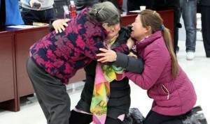  Chinas logran reunirse con su madre 28 años después de ser secuestradas