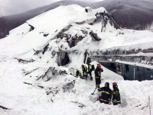 Recuperan los últimos cuerpos bajo la avalancha en Italia