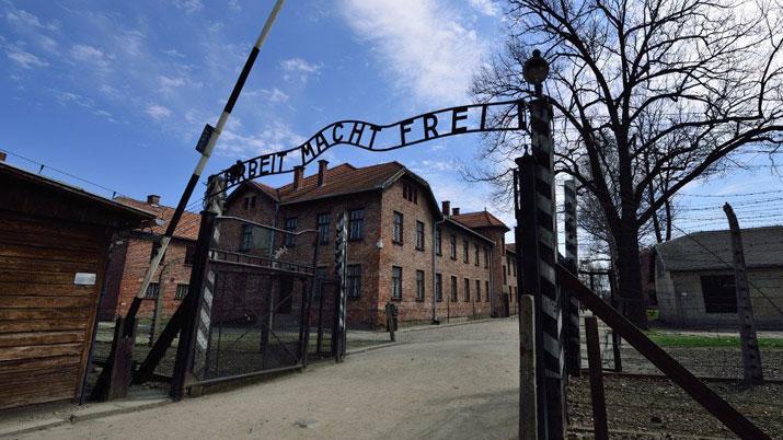 El 27 de enero de cada año la UNESCO rinde tributo a las víctimas del Holocausto. En esta fecha se conmemora la liberación en 1945 por las tropas soviéticas del campo de concentración y exterminio nazi de Auschwitz-Birkenau