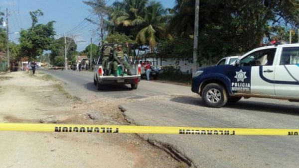 Los policías, dos hombres y una mujer, prestaban servicio en la localidad de Las Choapas, en el vecino estado de Veracruz, y habían sido secuestrados el día anterior por hombres fuertemente armados, informó un funcionario estatal que pidió el anonimato.
