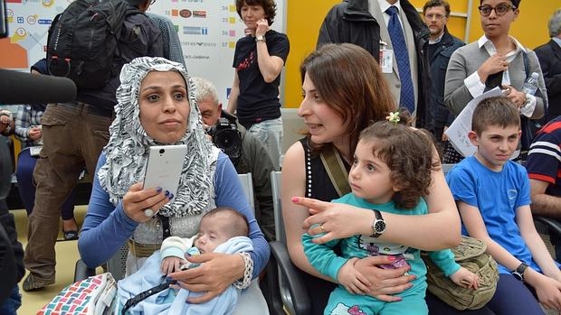 Italia recibe refugiados sirios y propone puente, no muro