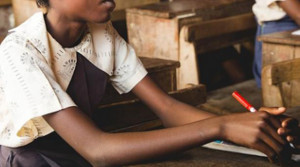 África: Niña de 10 años murió tras ser golpeada por su profesor por no saber leer