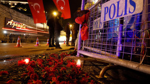 La organización terrorista Estado Islámico se ha atribuido el ataque perpetrado el 1 de enero en un club nocturno de Estambul, Turquía, informa Associated Press, citando a la agencia Amaq, ligada a ese grupo extremista.