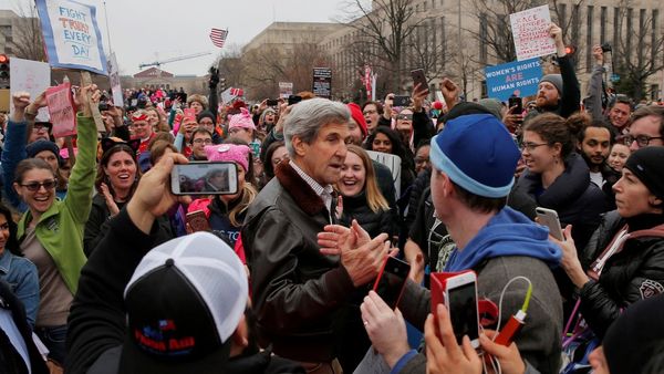 John Kerry también participa en la marcha contra Trump en Washington