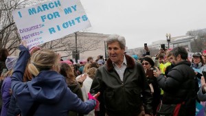 John Kerry también participa en la marcha contra Trump en Washington