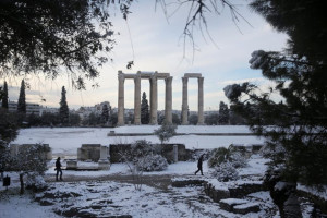 Atenas paralizada por la peor nevada en nueve años 