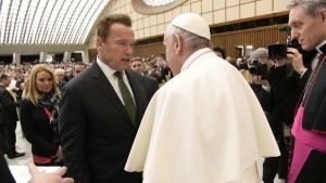El papa Francisco recibe en el Vaticano a Arnold Schwarzenegger 
