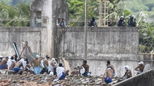 Presos ocupan techo de prisión de Brasil tras masacre