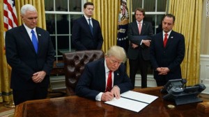 Trump firma orden que impide a EEUU financiar grupos pro aborto en exterior