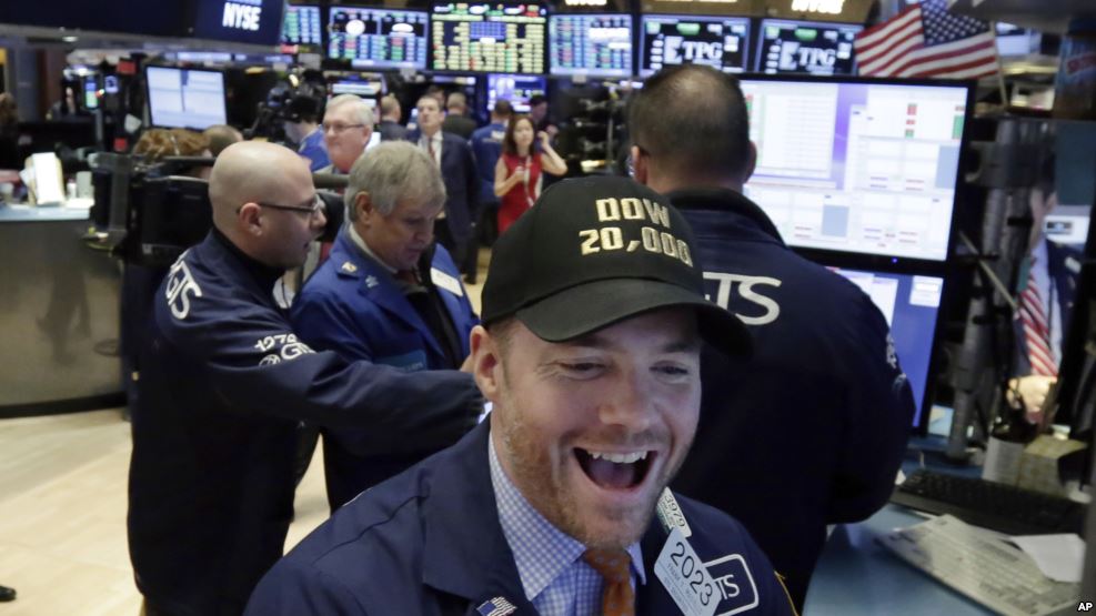 Dow Jones supera marca de 20,000 puntos
