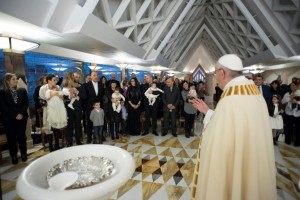 El Papa bautizó a 8 niños de pueblos destrozados por el terremoto en Italia2