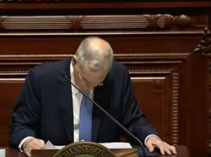 El gobernador de Minnesota se desmaya durante un discurso 