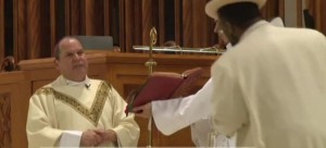 Golpean a obispo auxiliar en una misa en honor a Roberto Clemente