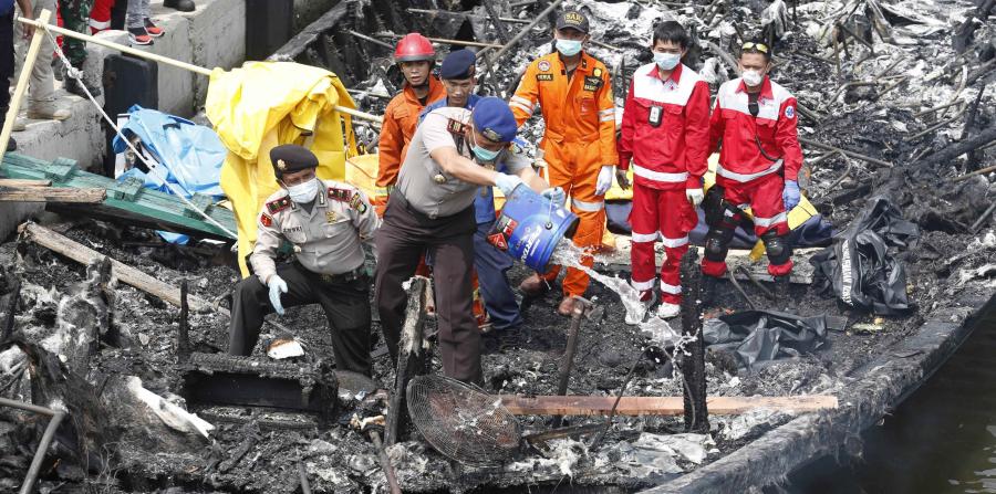 Incendio en barco deja más de 20 muertos Indonesia