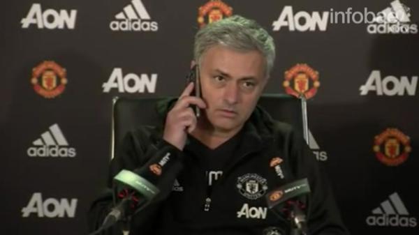 José Mourinho atendió el móvil de un periodista en medio de una conferencia de prensa