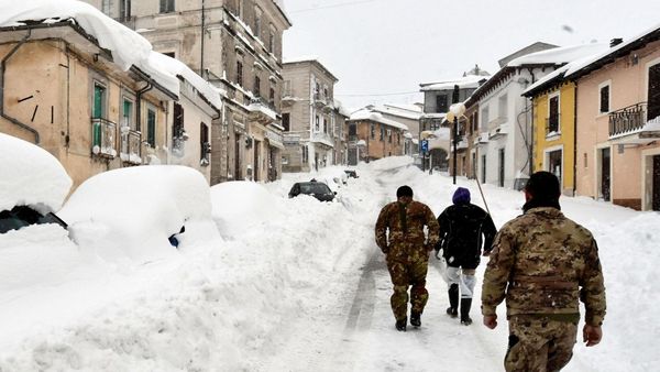 La nieve en Italia dificulta las tareas de socorristas luego de tres potentes sismos