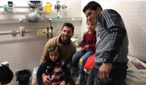 Messi y Suárez visitaron a niños en un hospital para darles regalos