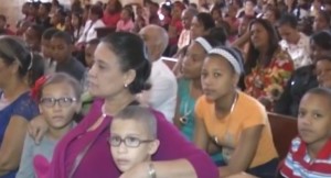 Ofician misa por Día de Reyes a decenas de niños en la Catedral