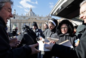 Papa ofrece almuerzos a desamparados en Dia de Reyes